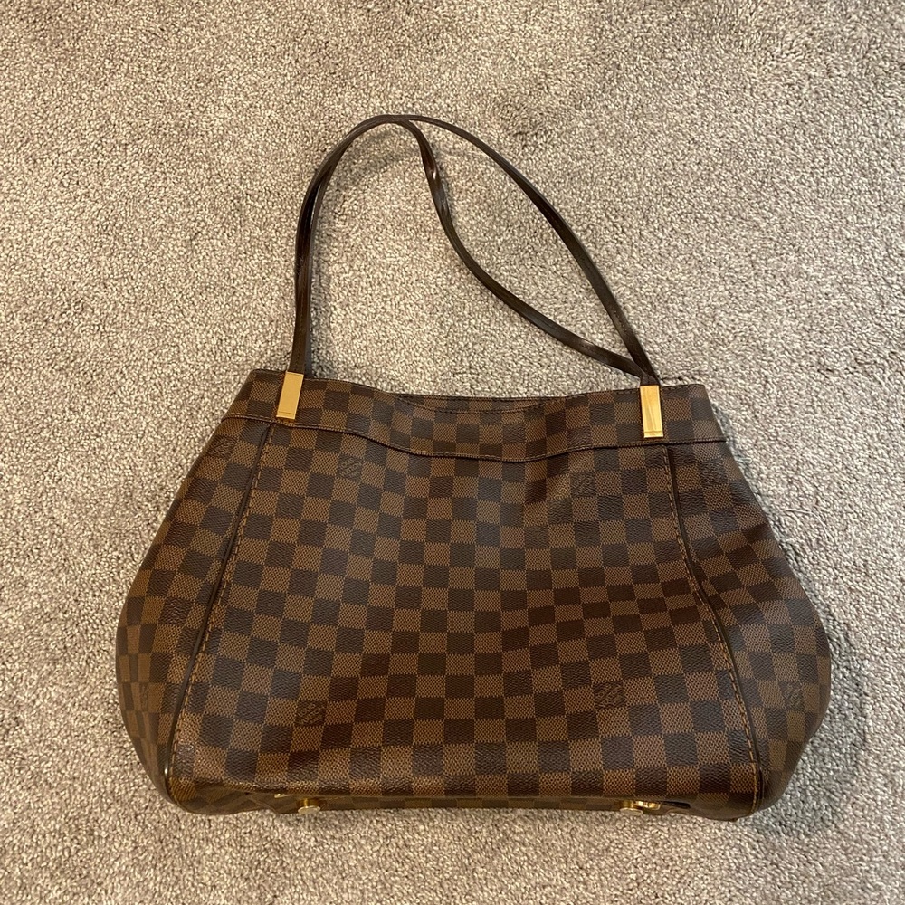 Louis Vuitton bag. In excellent condition. Comes w original box and bags.